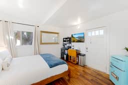 Garden Guest Suite | King Bed + Kitchenette - Image 5