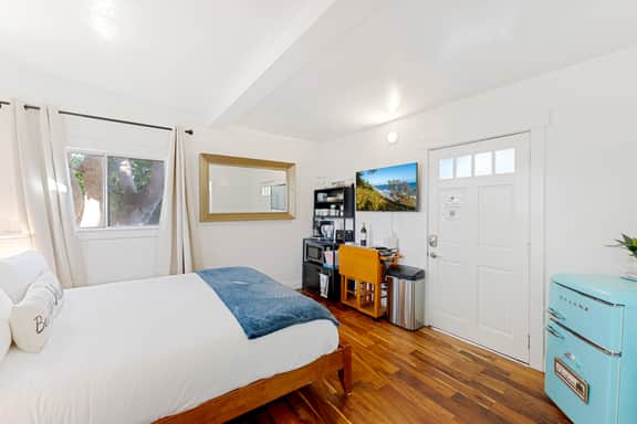 Garden Guest Suite | King Bed + Kitchenette - Image 5